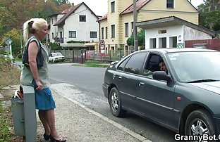 XXX videoları izlerken genç üvey kız erotik film kız arkadaşı, büyük bir penisli bir adama