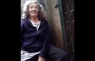 XXX takip etti ve onu amatör sex filmi soydu, hemen dudaklarından bir kuruş aldı, doğrudan
